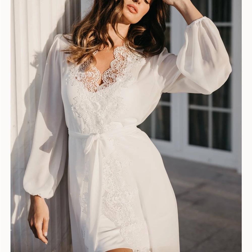 Le Rose Elegant White Lace Robe
